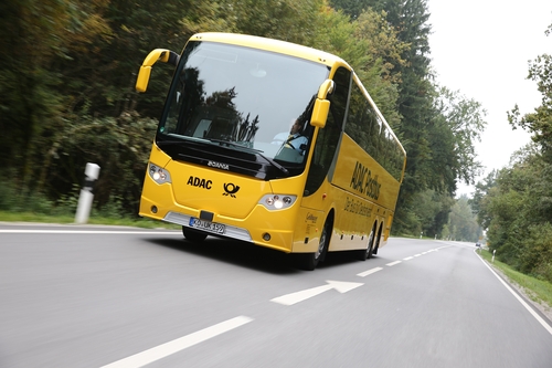 Postbus auf Landstraße