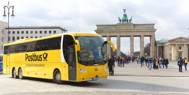 Postbus vor dem Brandenburger Tor