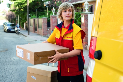 DHL-Zustellerin