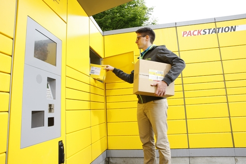 Packstation, Kunde holt Paket ab