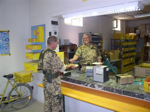 Feldpostsoldaten bei der Arbeit