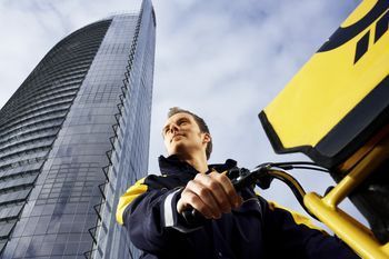 Zusteller vor Konzernzentrale der Deutschen Post in Bonn