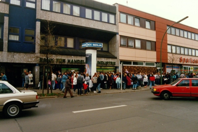 Warteschlange vor der Sparkasse