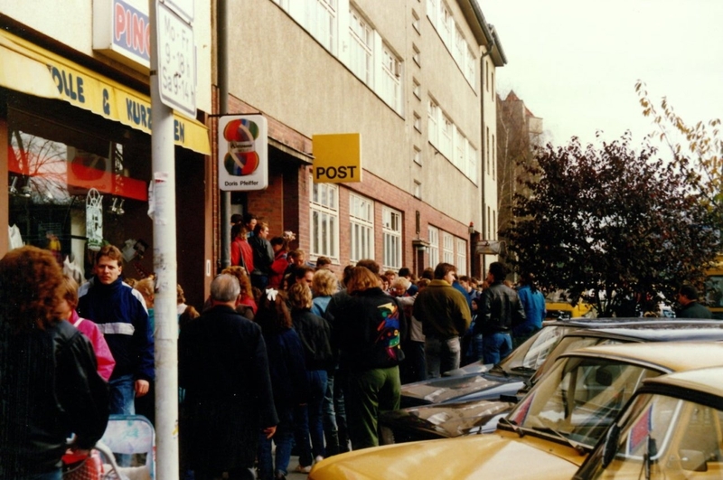 Warteschlange vor dem Postamt