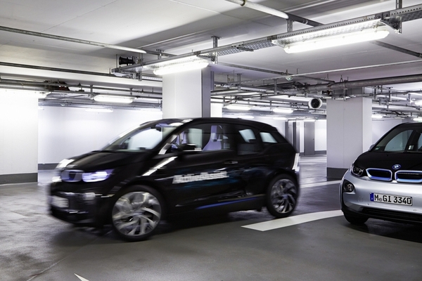 BMW Active Assist beim Einparken