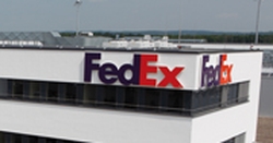 Logo FedEx an Gebäude